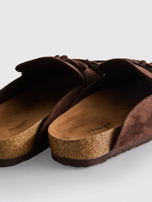 Sandalen im Clog-Stil aus Kunstwildleder mit Quasten