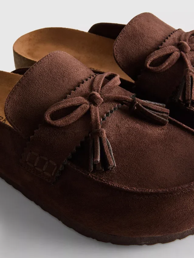 Sandalen im Clog-Stil aus Kunstwildleder mit Quasten