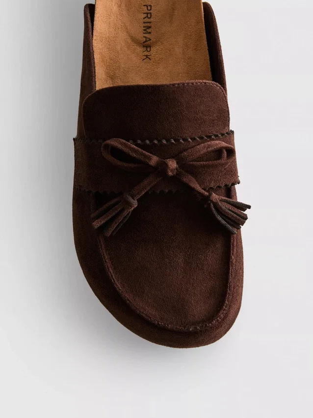 Sandalen im Clog-Stil aus Kunstwildleder mit Quasten
