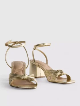 Sandalen mit Absatz und gedrehtem Detail