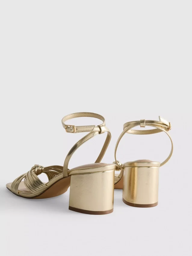 Sandalen mit Absatz und gedrehtem Detail