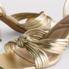Sandalen mit Absatz und gedrehtem Detail