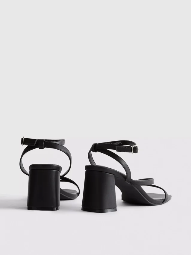 Sandalen mit Blockabsatz in breiter Passform
