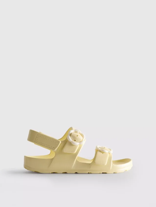 Sandalen mit Blumenriemen