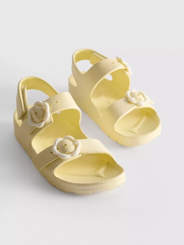 Sandalen mit Blumenriemen