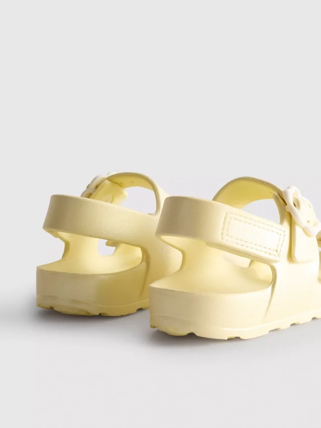 Sandalen mit Blumenriemen