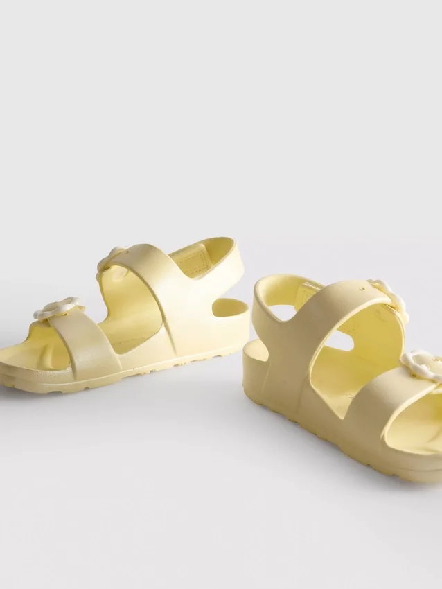 Sandalen mit Blumenriemen