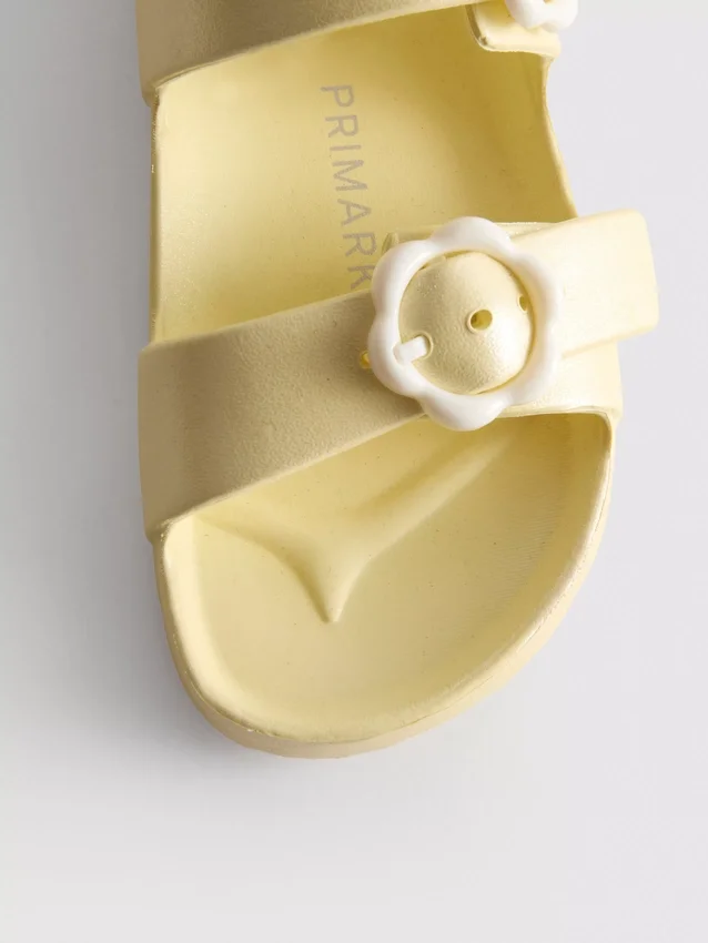 Sandalen mit Blumenriemen