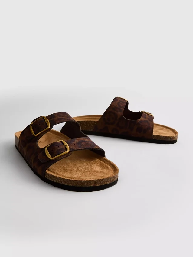 Sandalen mit doppeltem Riemen und Fussbett im Leopardenmuster