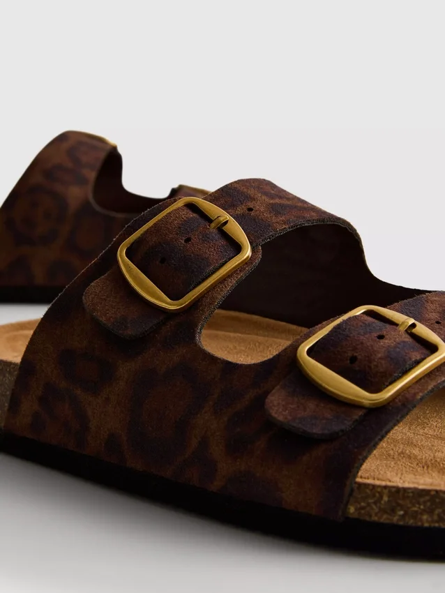 Sandalen mit doppeltem Riemen und Fussbett im Leopardenmuster