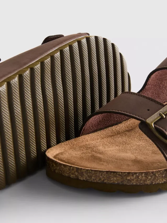 Sandalen mit doppeltem Schnallenriemen