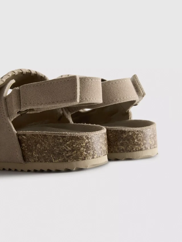 Sandalen mit doppelten Schnallenriemen
