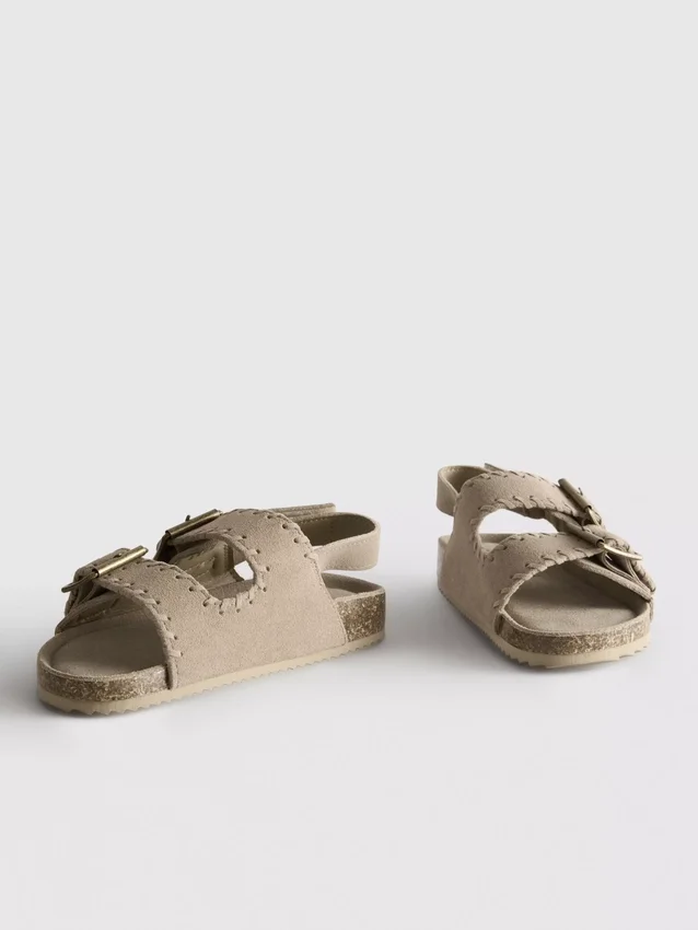 Sandalen mit doppelten Schnallenriemen