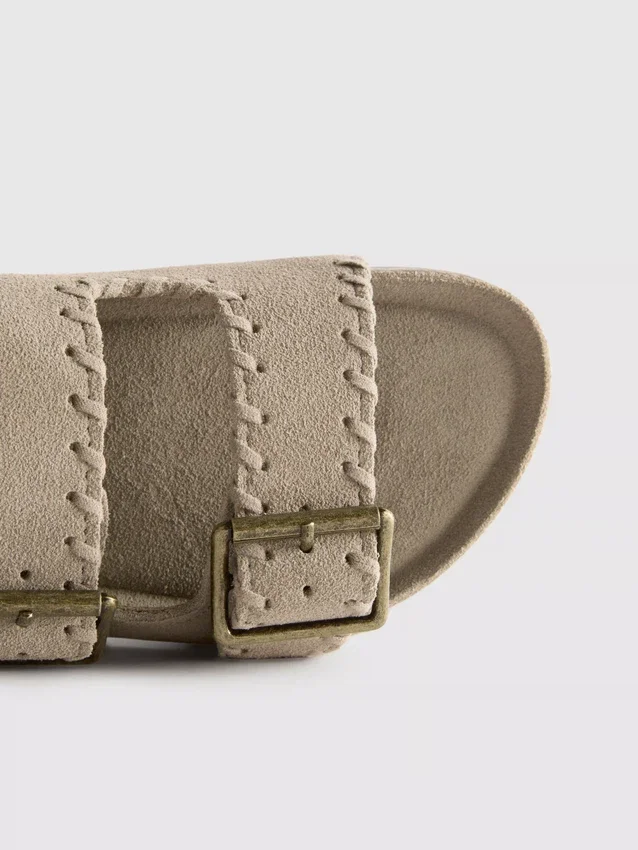 Sandalen mit doppelten Schnallenriemen
