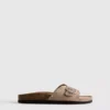 Sandalen mit einem Riemen und Nieten am Fussbett