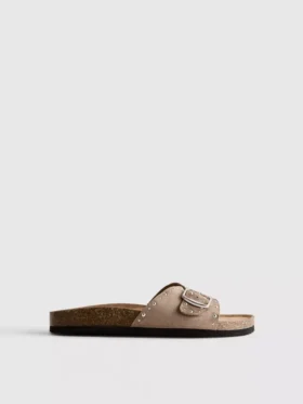 Sandalen mit einem Riemen und Nieten am Fussbett