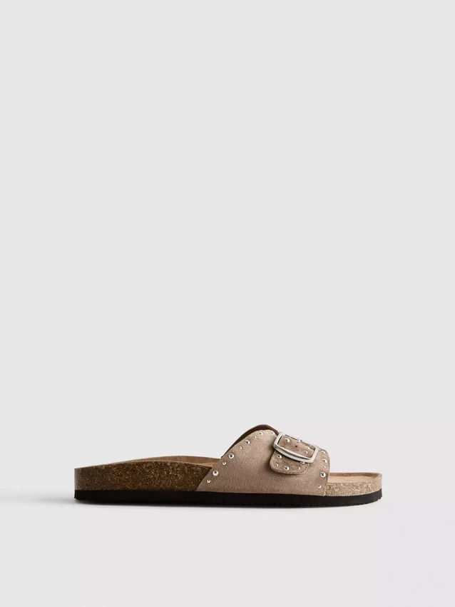 Sandalen mit einem Riemen und Nieten am Fussbett