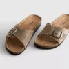 Sandalen mit einem Riemen und Nieten am Fussbett
