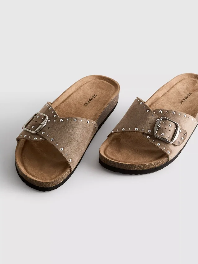 Sandalen mit einem Riemen und Nieten am Fussbett