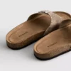 Sandalen mit einem Riemen und Nieten am Fussbett