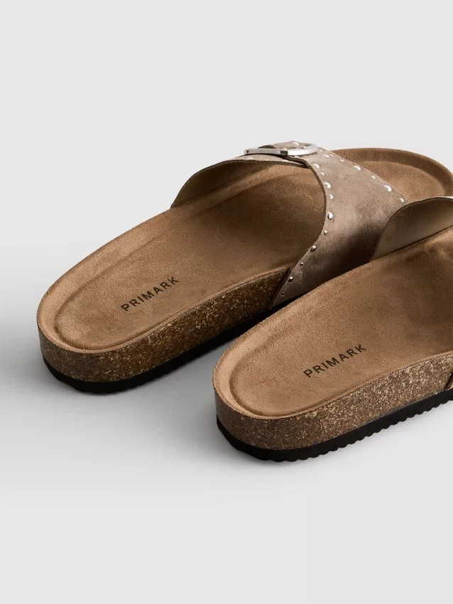 Sandalen mit einem Riemen und Nieten am Fussbett