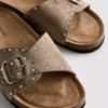 Sandalen mit einem Riemen und Nieten am Fussbett