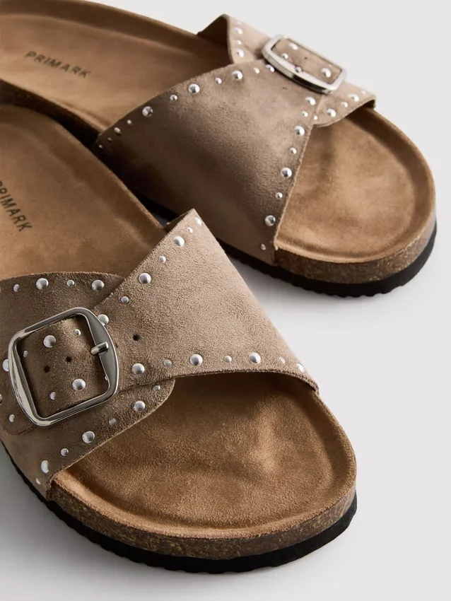 Sandalen mit einem Riemen und Nieten am Fussbett