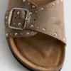 Sandalen mit einem Riemen und Nieten am Fussbett