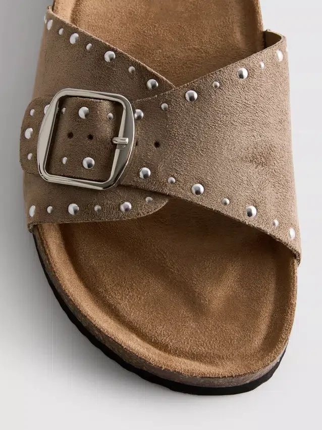 Sandalen mit einem Riemen und Nieten am Fussbett