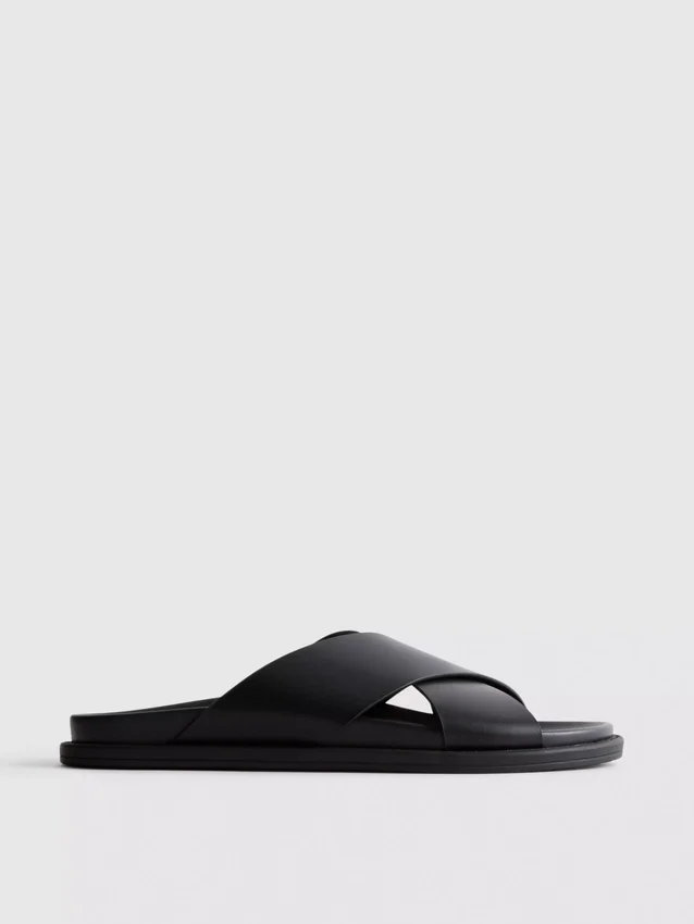 Sandalen mit gekreuzten Riemen