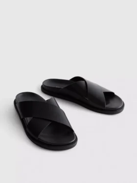Sandalen mit gekreuzten Riemen
