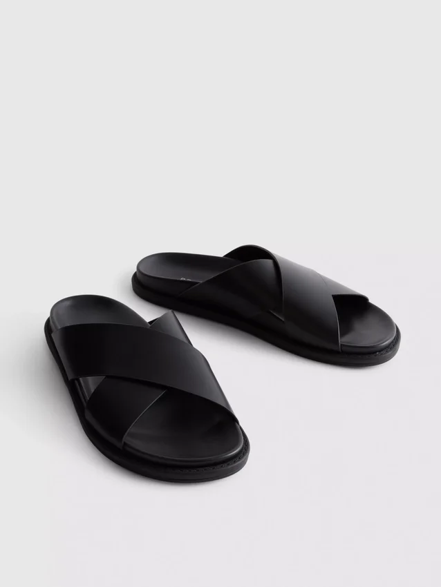 Sandalen mit gekreuzten Riemen