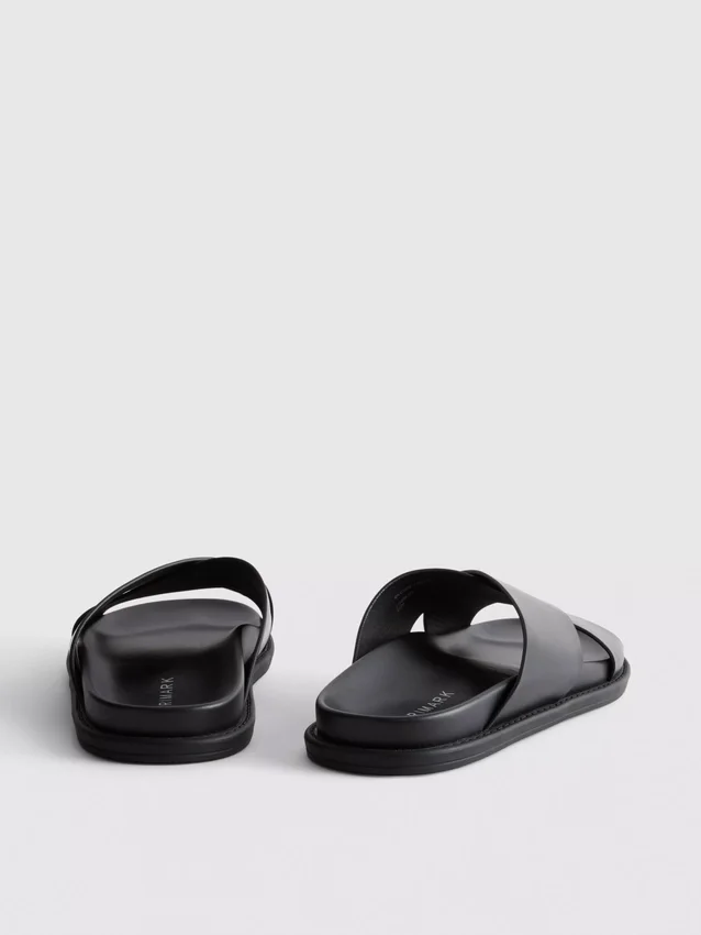 Sandalen mit gekreuzten Riemen