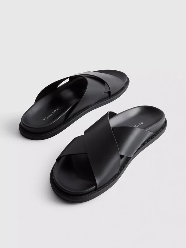 Sandalen mit gekreuzten Riemen