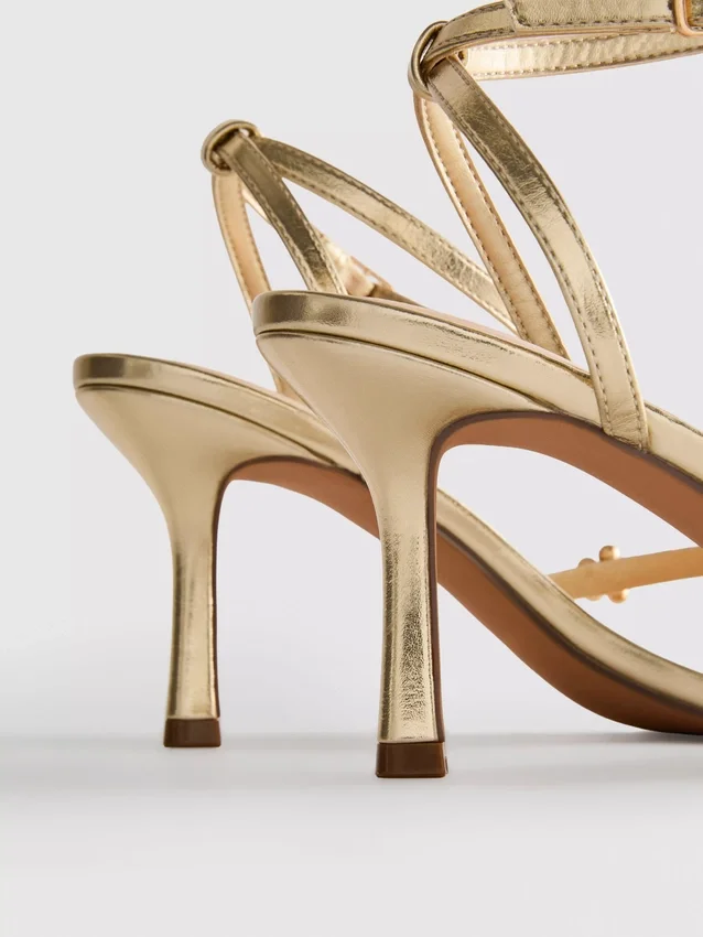 Sandalen mit High Heels in weiter Passform und Blumenmuster aus Strasssteinen