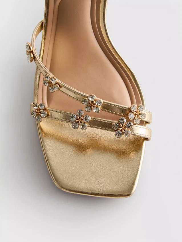 Sandalen mit High Heels in weiter Passform und Blumenmuster aus Strasssteinen