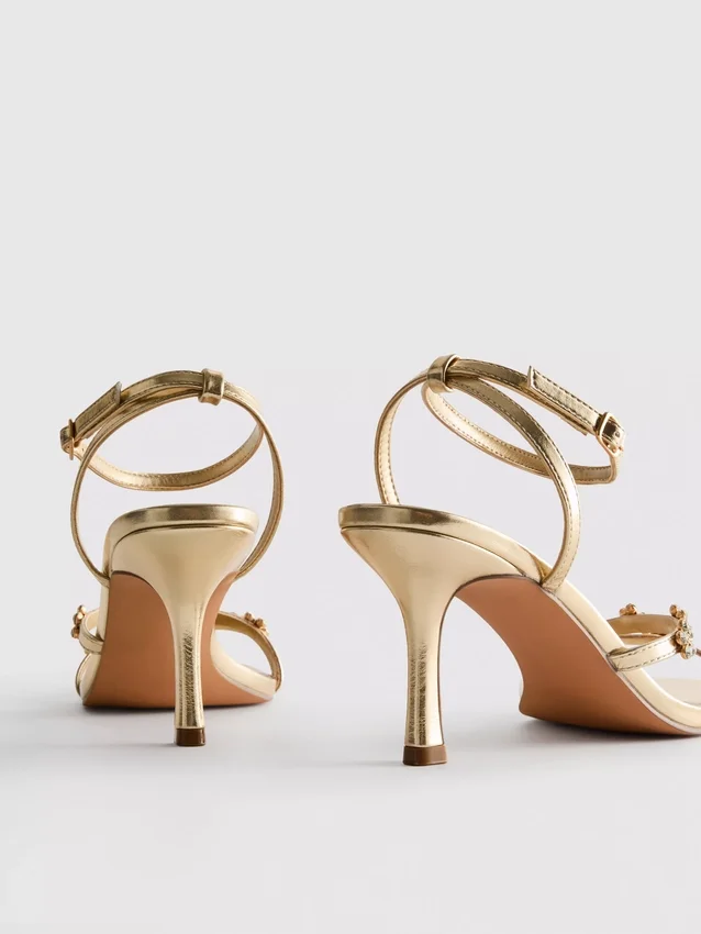 Sandalen mit High Heels in weiter Passform und Blumenmuster aus Strasssteinen