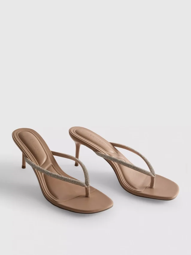 Sandalen mit Keilabsatz und Strassverzierung am Zehensteg