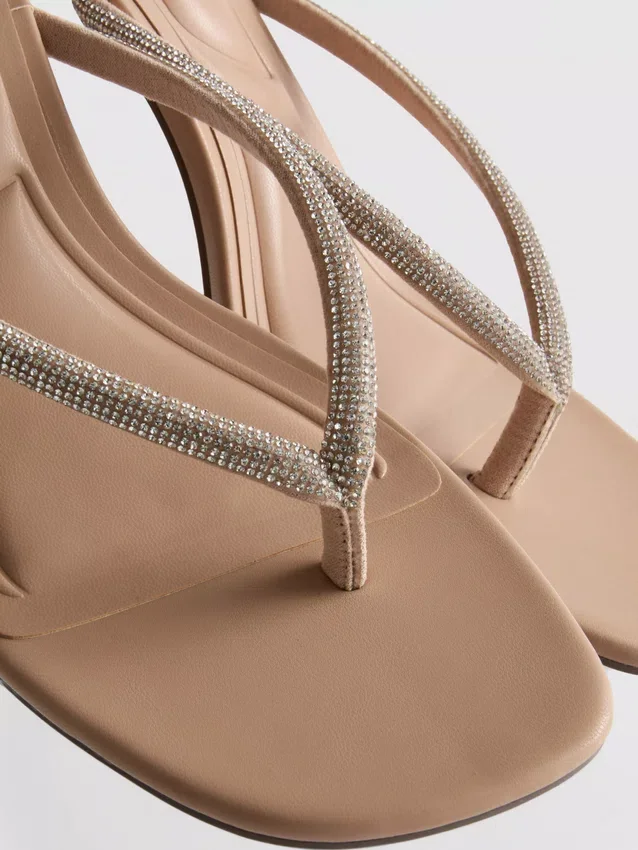 Sandalen mit Keilabsatz und Strassverzierung am Zehensteg