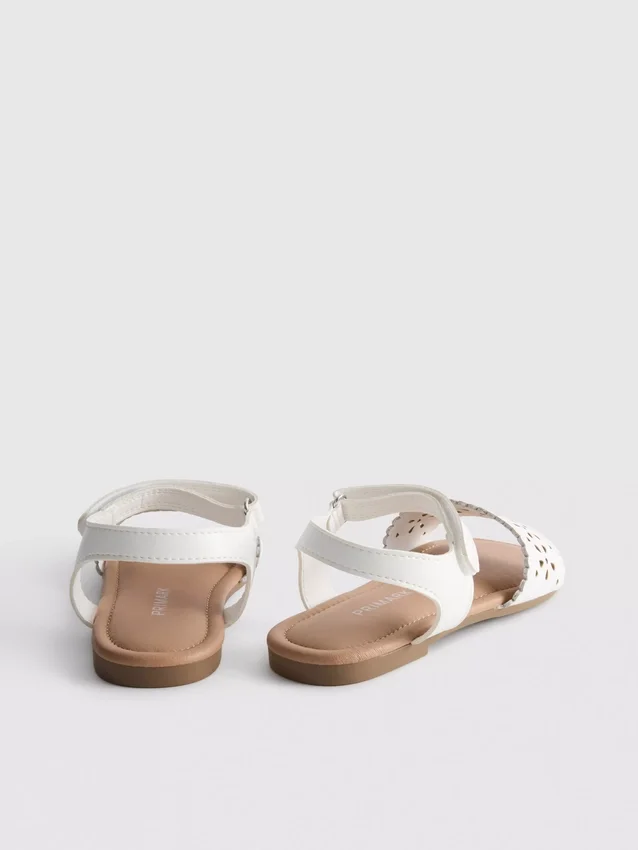 Sandalen mit lasergeschnittenem Blumenmuster