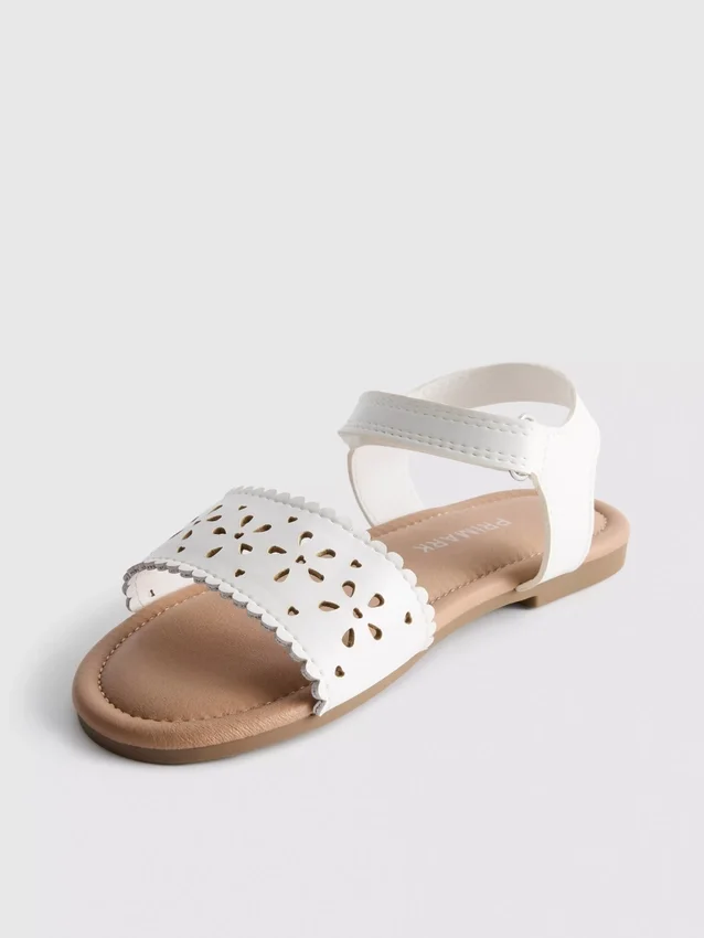 Sandalen mit lasergeschnittenem Blumenmuster