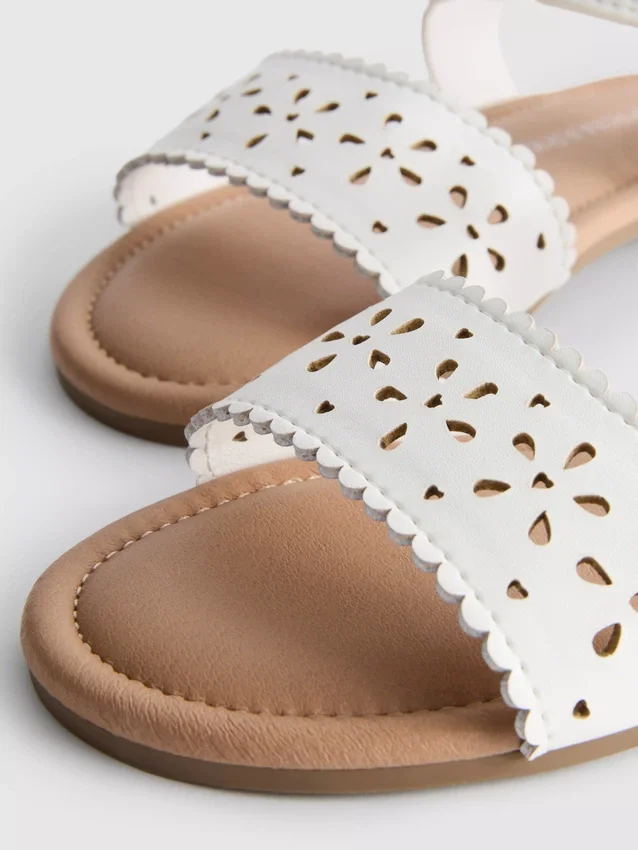 Sandalen mit lasergeschnittenem Blumenmuster
