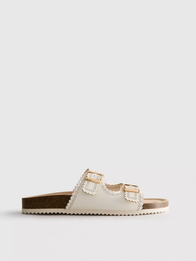 Sandalen mit lasergeschnittenem Fussbett