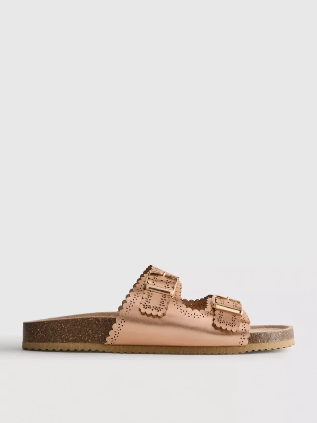 Sandalen mit lasergeschnittenem Fussbett
