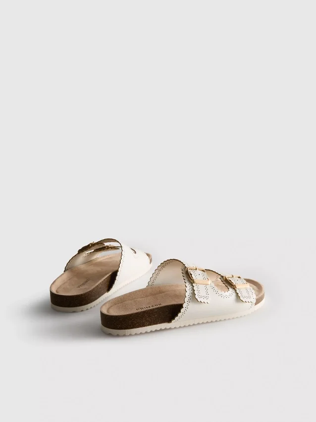 Sandalen mit lasergeschnittenem Fussbett