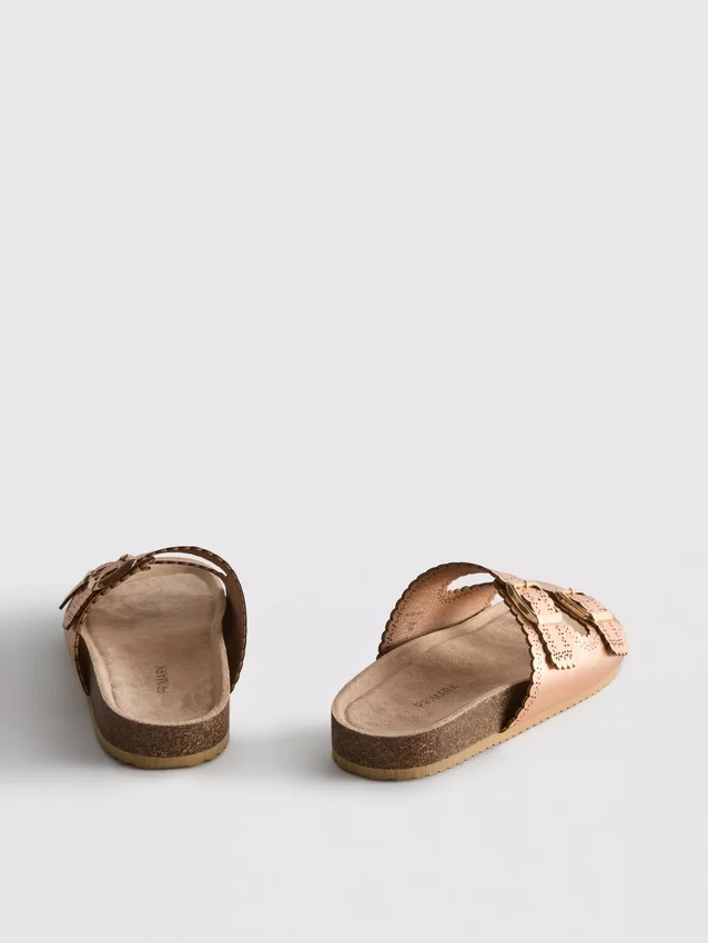Sandalen mit lasergeschnittenem Fussbett