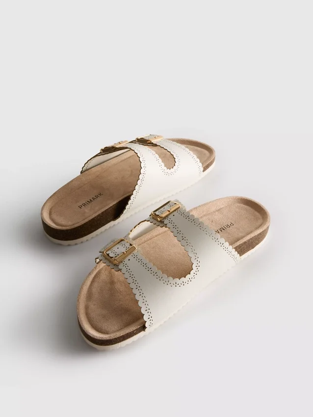 Sandalen mit lasergeschnittenem Fussbett