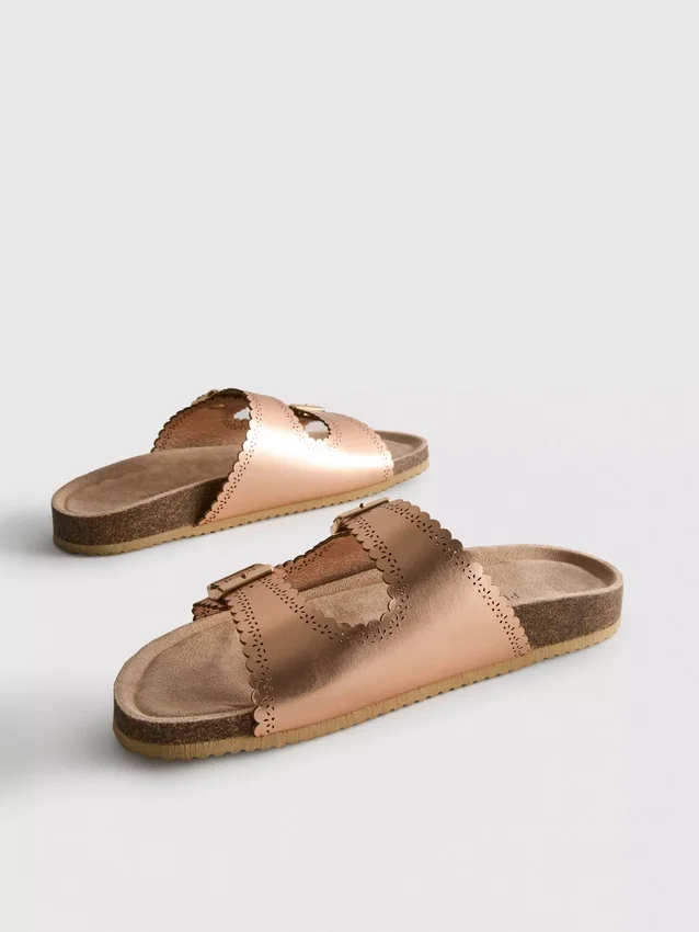 Sandalen mit lasergeschnittenem Fussbett