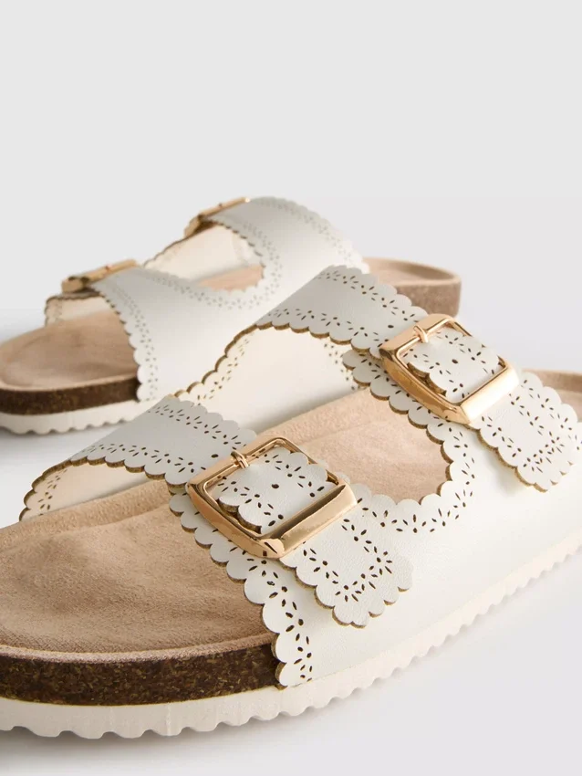 Sandalen mit lasergeschnittenem Fussbett