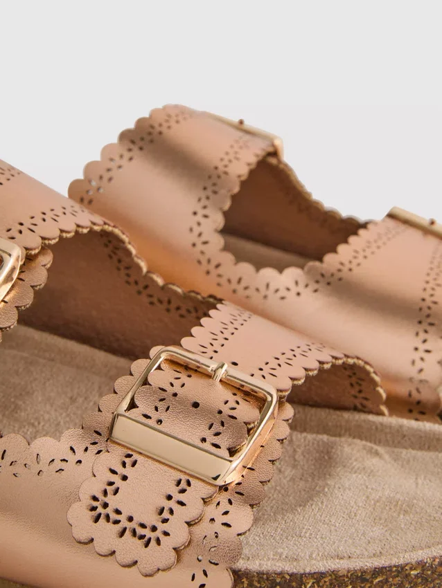 Sandalen mit lasergeschnittenem Fussbett